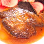 ラ・リューン - ランチコース 6480円 のフォアグラのポワレ リュバーブルのジュと赤カブ