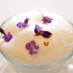 ラ・リューン - ランチコース 6480円 の淡路島新玉ねぎの温かいポタージュ ヨーグルトソース ラベンダー