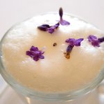 ラ・リューン - ランチコース 6480円 の淡路島新玉ねぎの温かいポタージュ ヨーグルトソース ラベンダー