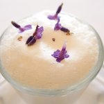 ラ・リューン - ランチコース 6480円 の淡路島新玉ねぎの温かいポタージュ ヨーグルトソース ラベンダー