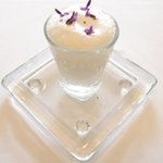 ラ・リューン - ランチコース 6480円 の淡路島新玉ねぎの温かいポタージュ ヨーグルトソース ラベンダー