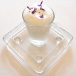 ラ・リューン - ランチコース 6480円 の淡路島新玉ねぎの温かいポタージュ ヨーグルトソース ラベンダー