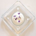 ラ・リューン - ランチコース 6480円 の淡路島新玉ねぎの温かいポタージュ ヨーグルトソース ラベンダー