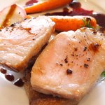 ラ・リューン - ランチコース 6480円 の岩手産 高原豚のポワレ ビーツのソース