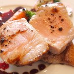 ラ・リューン - ランチコース 6480円 の岩手産 高原豚のポワレ ビーツのソース