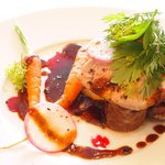 ラ・リューン - ランチコース 6480円 の岩手産 高原豚のポワレ ビーツのソース