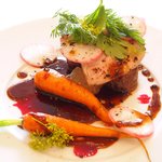 ラ・リューン - ランチコース 6480円 の岩手産 高原豚のポワレ ビーツのソース