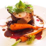 ラ・リューン - ランチコース 6480円 の岩手産 高原豚のポワレ ビーツのソース