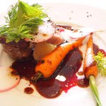 ラ・リューン - ランチコース 6480円 の岩手産 高原豚のポワレ ビーツのソース