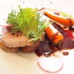 ラ・リューン - ランチコース 6480円 の岩手産 高原豚のポワレ ビーツのソース