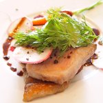 ラ・リューン - ランチコース 6480円 の岩手産 高原豚のポワレ ビーツのソース