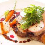 ラ・リューン - ランチコース 6480円 の岩手産 高原豚のポワレ ビーツのソース