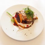 ラ・リューン - ランチコース 6480円 の岩手産 高原豚のポワレ ビーツのソース