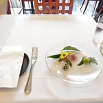 ラ・リューン - 店内のテーブル席の風景です