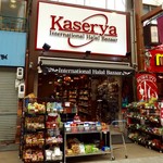 Kaserya - 店舗外観。奥に細長い店内で、加えて一番奥の壁が全面ミラーなので、更に奥深く見える。