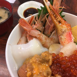 海鮮丼 大江戸 - うに盛小樽丼、3000円。ゴージャスな丼だけと、ご飯はライト。