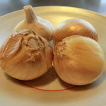 佐賀牛 季楽 銀座  - ジャンボニンニク（左奥が普通のニンニク）