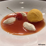 リナシメント - オレンジのスープの中にマンゴーのジェラートにリコッタチーズのスプーマとサクランボ