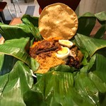 アプサラ レストラン&バー - スリランカカレーのバナナリーフ包み