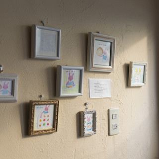 アートと美食の融合。美しい絵画に包まれた空間