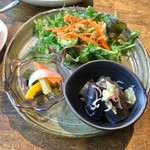 ジャム cafe 可鈴 - 茄子の煮浸し(写真右)、自家製ピクルス(写真左)、グリーンサラダ