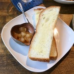 ジャム cafe 可鈴 - パンでいただきました。今日のジャムは『リンゴ』です。