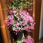 BAGUS BAR - 店内には生花が週替わりで飾られています。