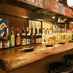 Okinawa Izakaya Paradaisu - 当店で一番活気のあるカウンターでスタッフとのトークもどうぞ!