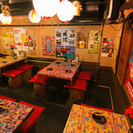 Okinawa Izakaya Paradaisu - ミンサー織りを敷きトロピカルな雰囲気を感じるテーブル席