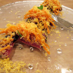 ラ・トラース - 2】前菜:鰹(断面に鮎魚醤で和えた茗荷とエシャロット) 人参 ミモレット(2017/6月夜)