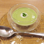 ラ・トラース - 1】アミューズ:うすいえんどうのスープ 下層にフォアグラのフラン(2017/6月夜)