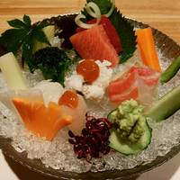 銀座 穂の河 - 刺身と新鮮な野菜の盛合せ