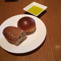 グランド キッチン - ランチコースは、どちらのホテルでもだいたいパンが付くのですね。手前はハード系、丸いほう、美味しい。オリーブオイルも違いますね。