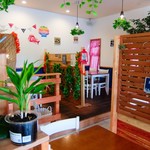 シュシュポット - 女性オーナーらしくかわいい店内（ハワイアンな曲がかかってます）