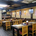 酒蔵 厚岸 - 広い店内（口開けなので我々だけ）