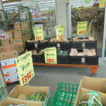 ヤオヨシ - 入り口の野菜は安い！