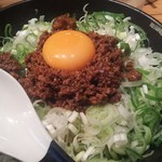 麻布麺房どらいち - 汁なし担々麺の寄りアップ。刻み葱はこれでもかと入る。