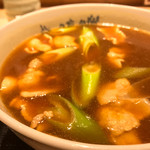 味奈登庵 - カレー南蛮そば別盛りのつゆ。
      思いの外、肉もねぎも加わっており、好印象。
      ま、そばつゆで割っているので、辛さやスパイス感は少なめ。