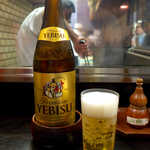 ひょうたん屋 - 瓶ビールはヱビス（￥800）。職人の焼き方を眺めながらの一杯