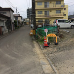 麺☆屋MARU - 麺屋MARUの向かいの道進むと駐車場この看板の奥