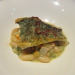 ラ ヴェルベンヌ - 魚料理はポワレ、料理の下には豆料理が添えられてました。
