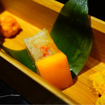 牡蠣入レ時 - 蟹マンゴー寄せ 笹の葉包み