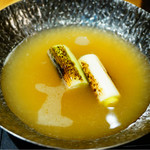 牡蠣入レ時 - 香ばしく焦げ目がついた北千住のネギとお鍋登場
      なんとすっぽんコンソメのスープ！