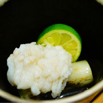 牡蠣入レ時 - 炙り鱧 すっぽんコンソメ小鍋 焼き葱 スダチ