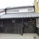 周囲の景観にあわせて建つ町屋。