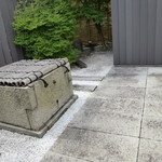 中庭には以外にも井戸が。