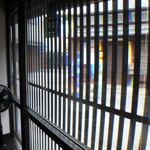 格子戸から差し込む光が柔らか。