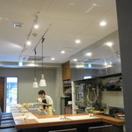 キャトルラパン 北梅田 - 1706_キャトルラパン 北梅田_店内(カウンター越しに作業の様子がよく見えます)