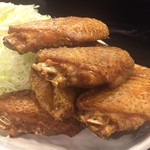 手羽先でかいです 肉がプリップリで途轍もなく美味しいです
          鶏も新鮮で大きいのですが、やはり揚げ方が抜群に上手いんでしょうね