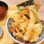 Edomae Tendon Hamanoya - 天丼690円と濱乃屋セット（味噌汁、漬物、ソフトドリンク）200円＋税